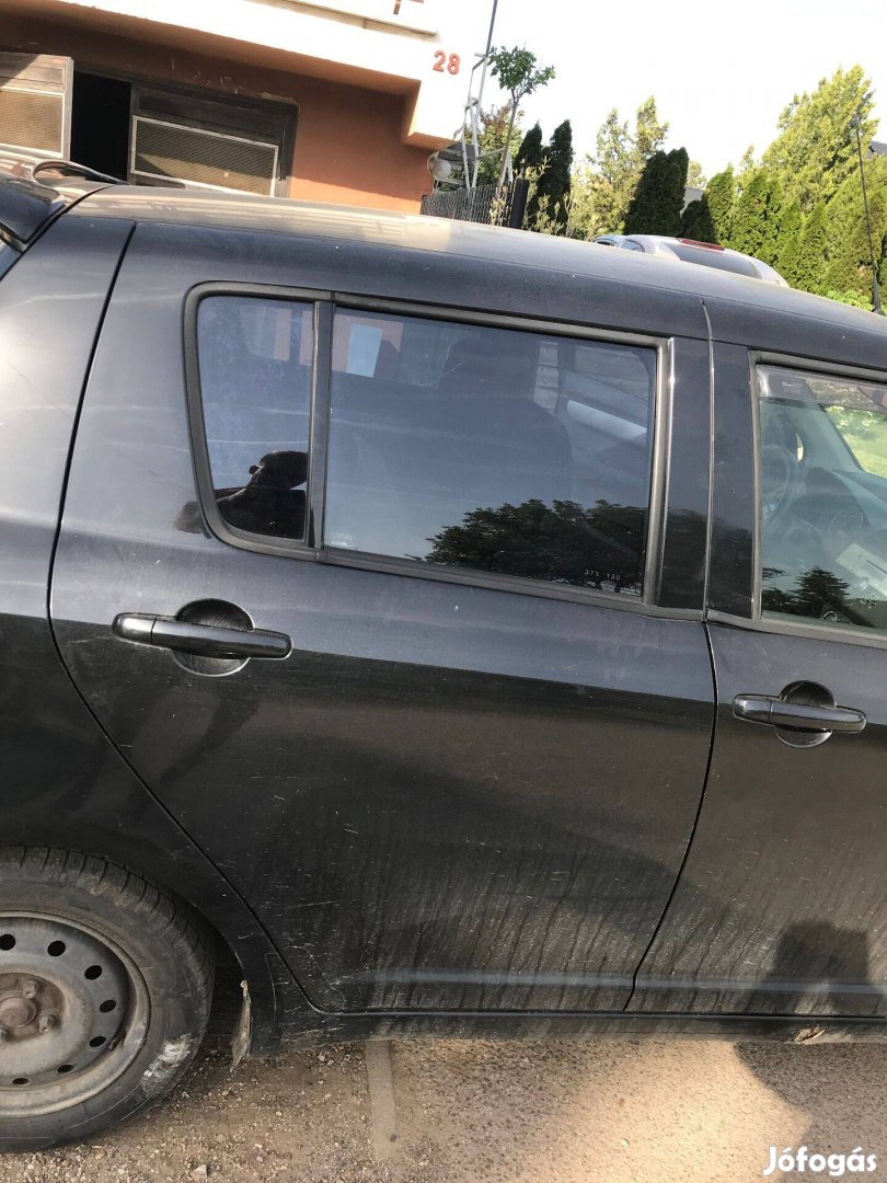 Suzuki Swift jobb hátsó ajtó fekete színben