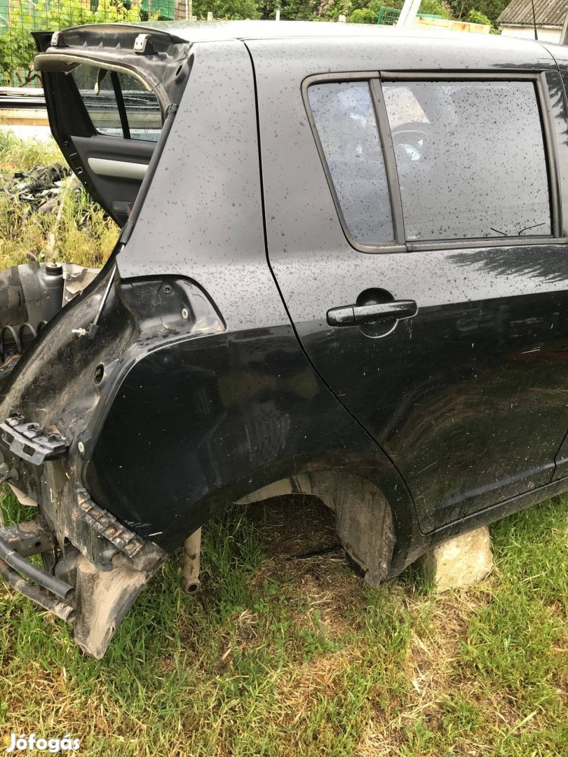 Suzuki Swift jobb hátsó sárvédő