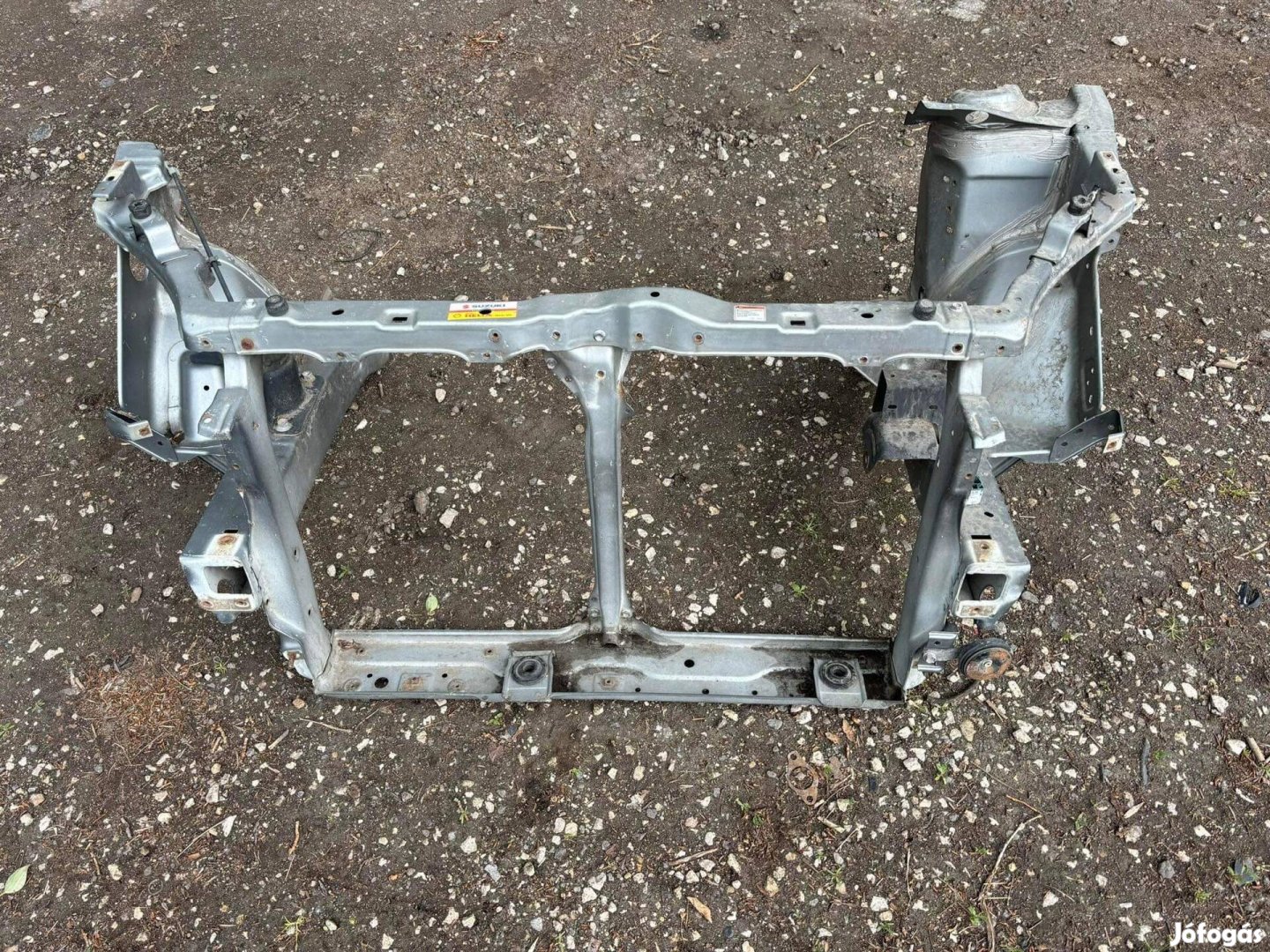 Suzuki Swift zárhíd homlokfal eleje púpos 