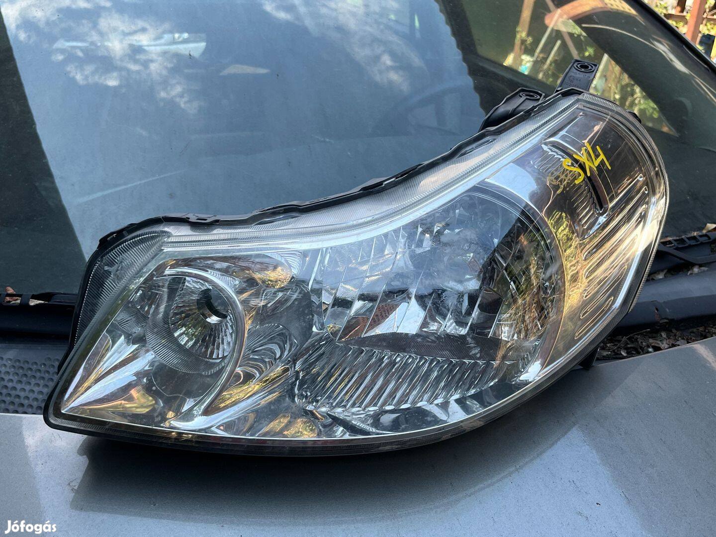 Suzuki Sx4 bal első lámpa fültörött