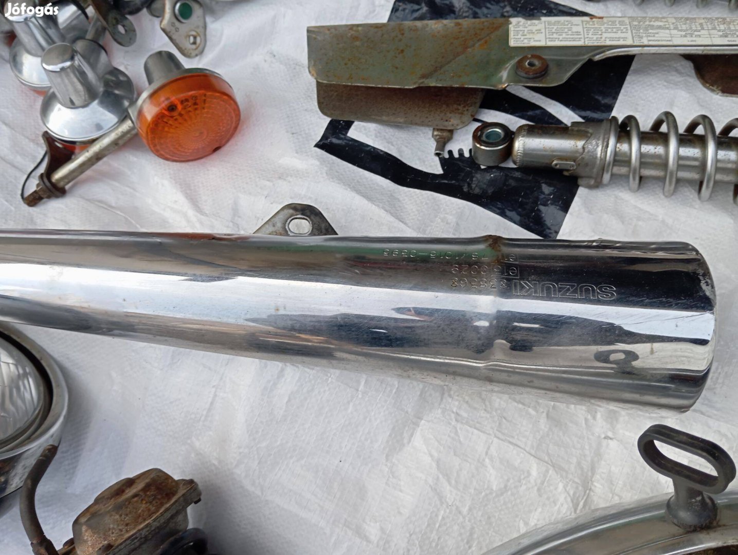 Suzuki TU 250 hátsó ülés, alkatrész , kipufogó