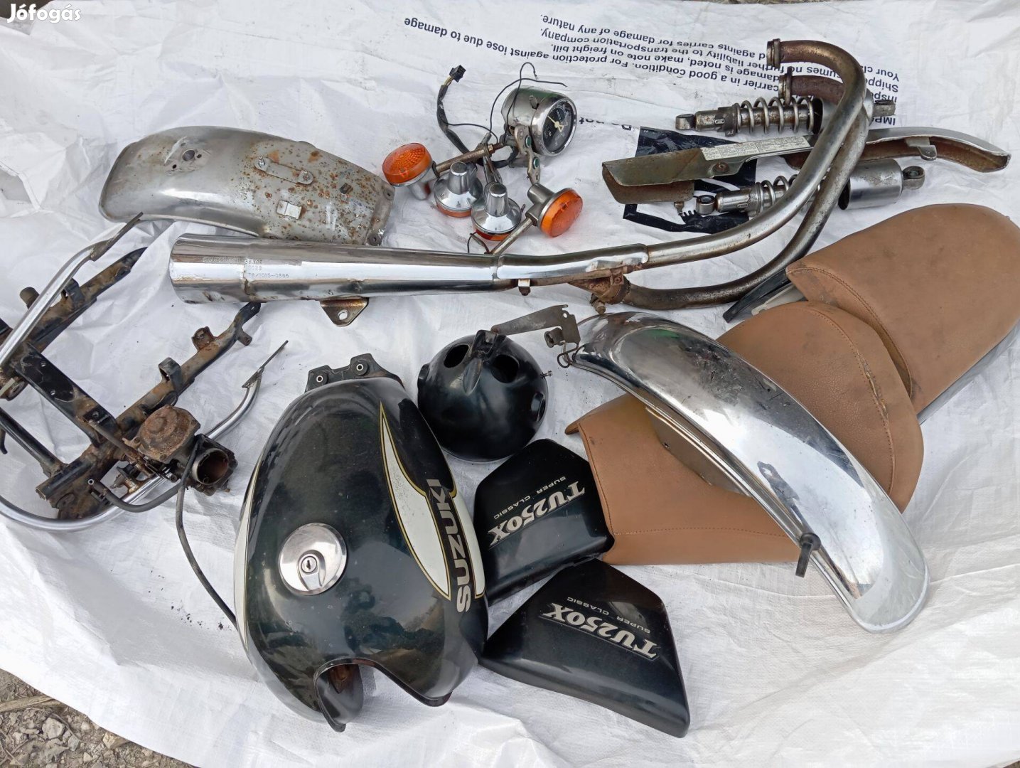 Suzuki TU 250 hátsó ülés, alkatrész , kipufogó