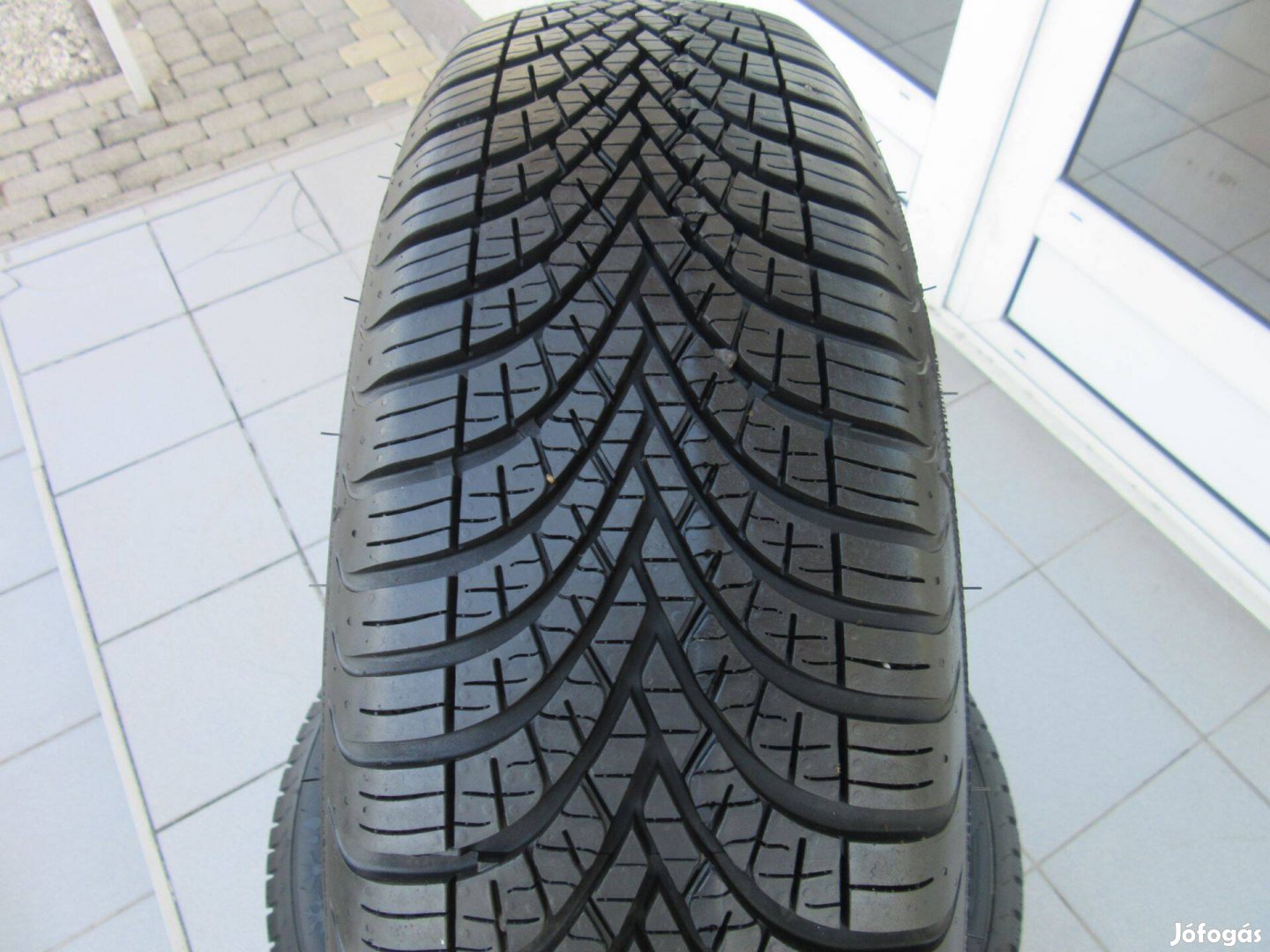 Suzuki acélfelni 165/70 R14 4 évszakos gumival eladó