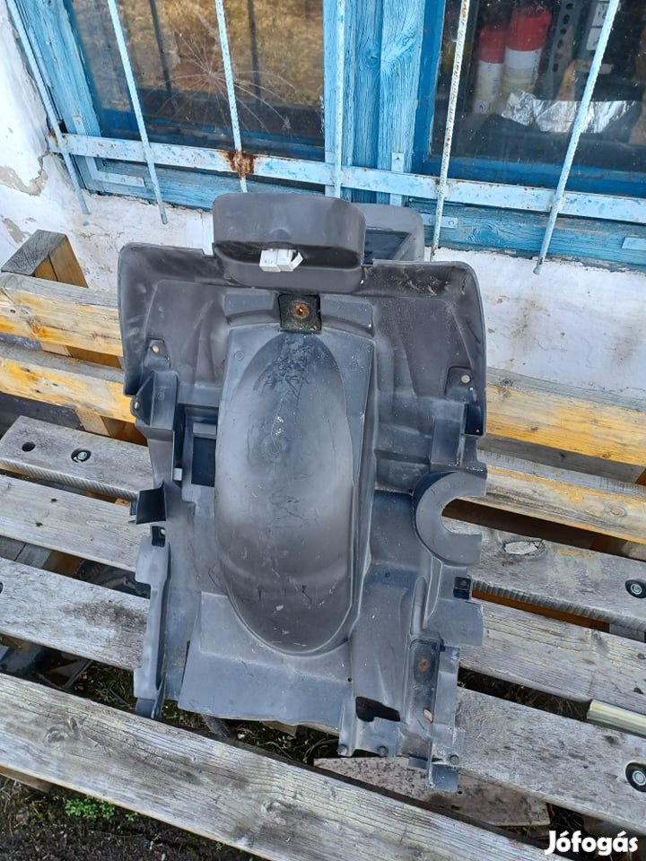 Suzuki burgman 400 hátsó kerék fölötti idom