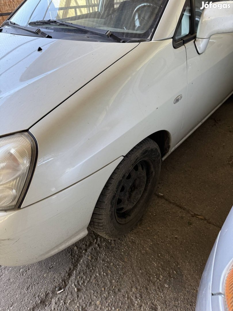 Suzuki liana bal első sárvédő