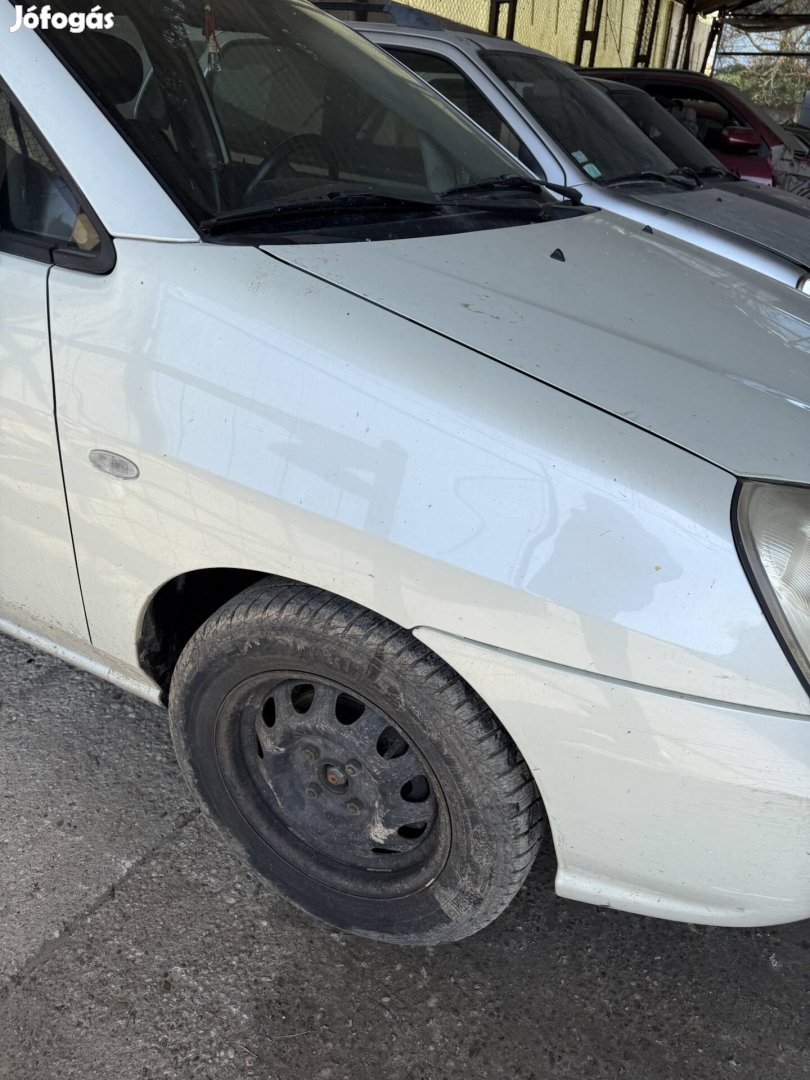 Suzuki liana jobb első sárvédő