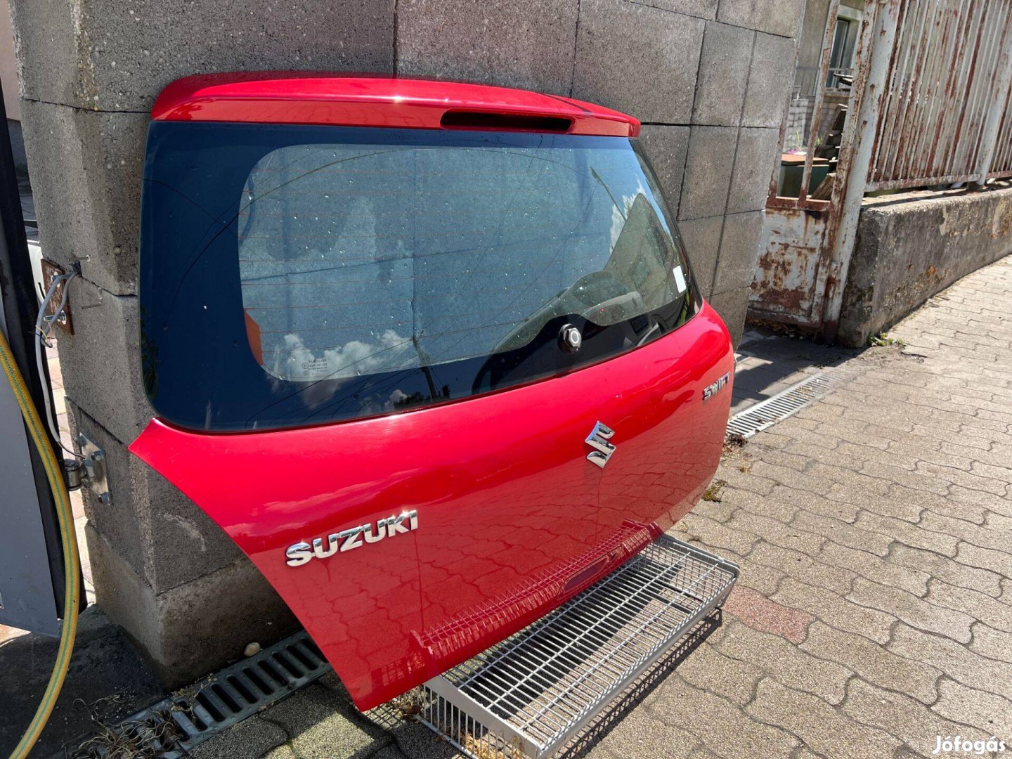 Suzuki swift csomagtér ajtó