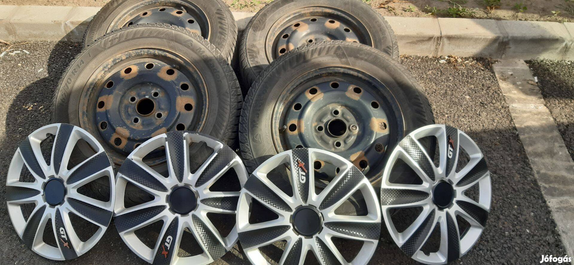 Suzuki téli gumi garnitúra felnivel dísztárcsával eladó. 22 000Ft
