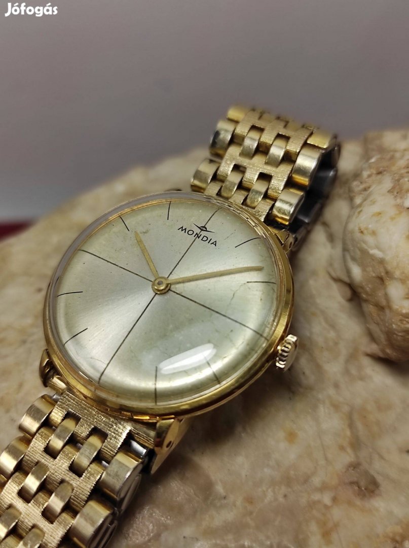 Swiss szép Mondia mechanikus karóra