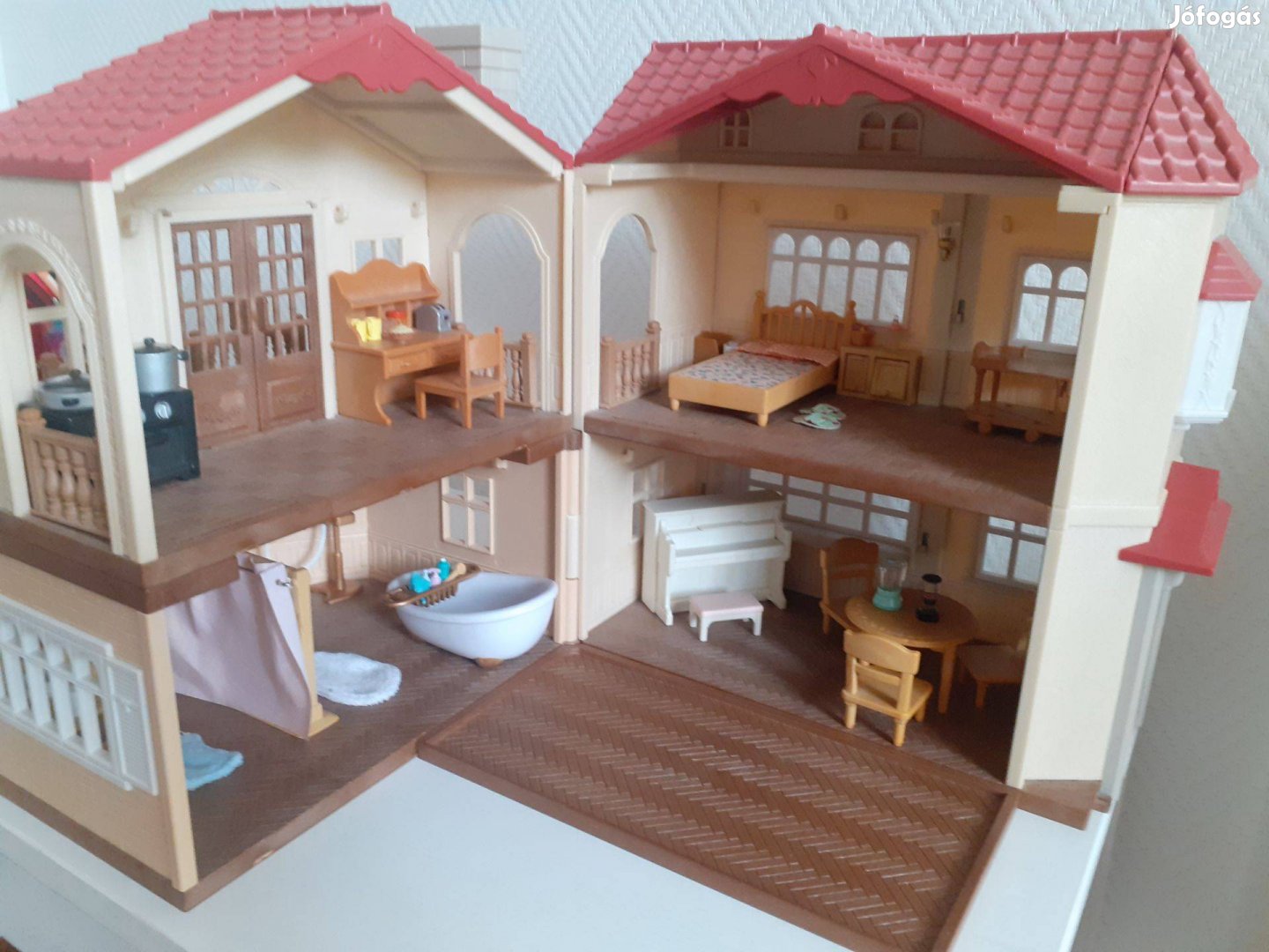 Sylvanian Families piros tetős vidéki 2 szintes ház berendezéssel