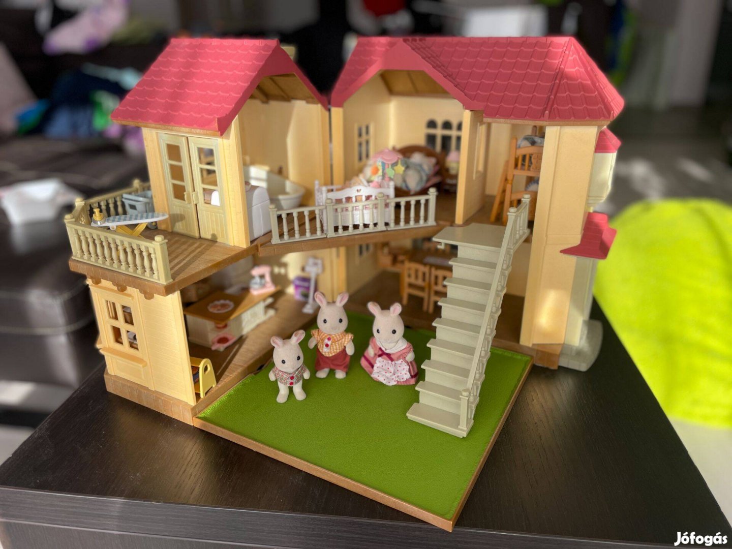 Sylvanian Families pirostetős babaház bútorokkal figurákkal