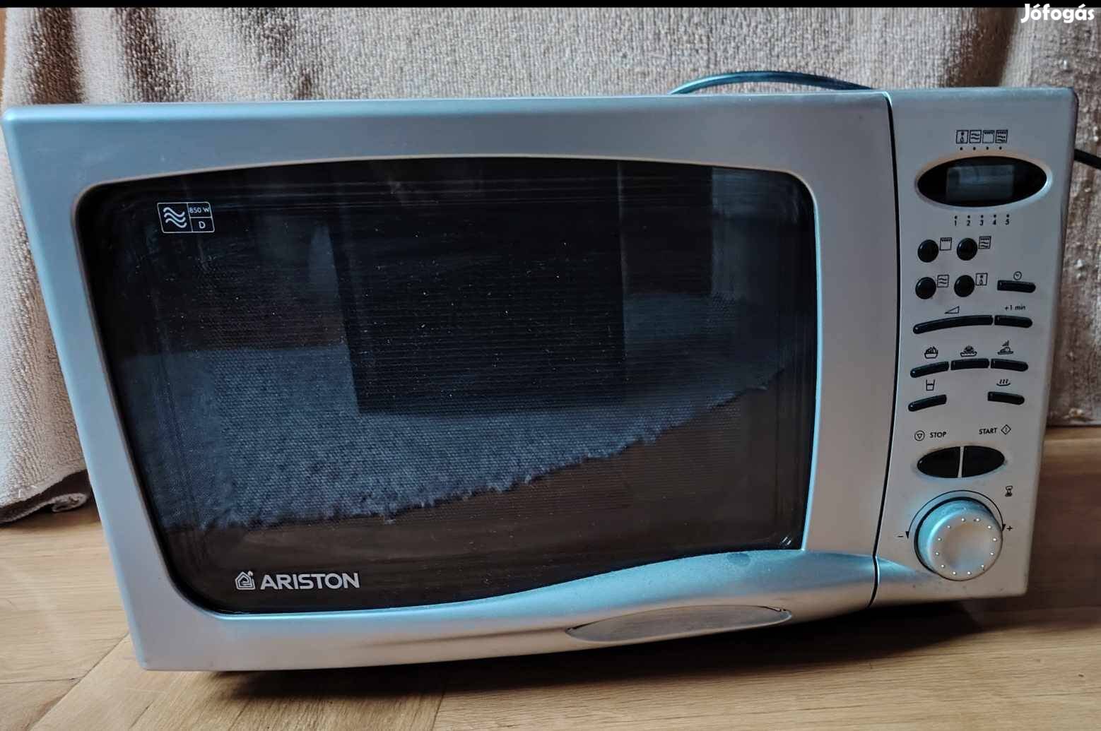 Szabadon álló mikrohullámú sütő