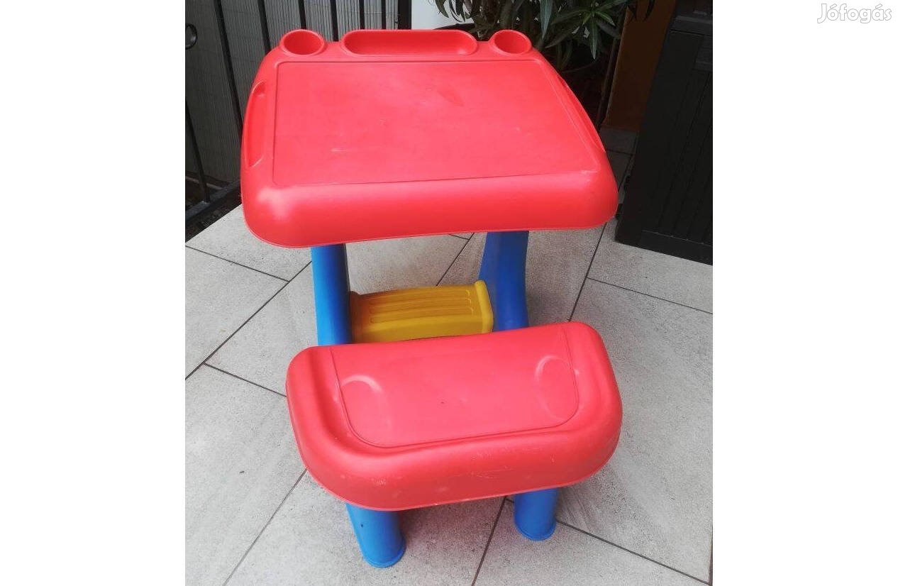 Szabadtéri műanyag ülőkés, lábtartós gyerek asztalka-pad