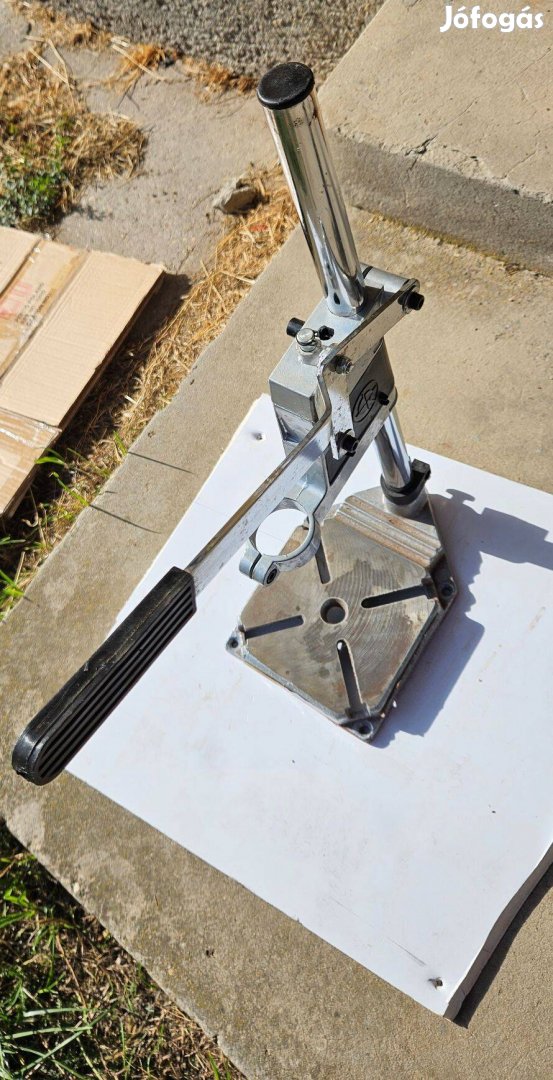 Szabvány méretű fúrógép befogására alkalmas állvány