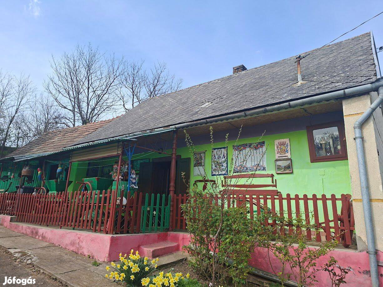 Szakcson, csendes utcában családi ház garázzsal eladó