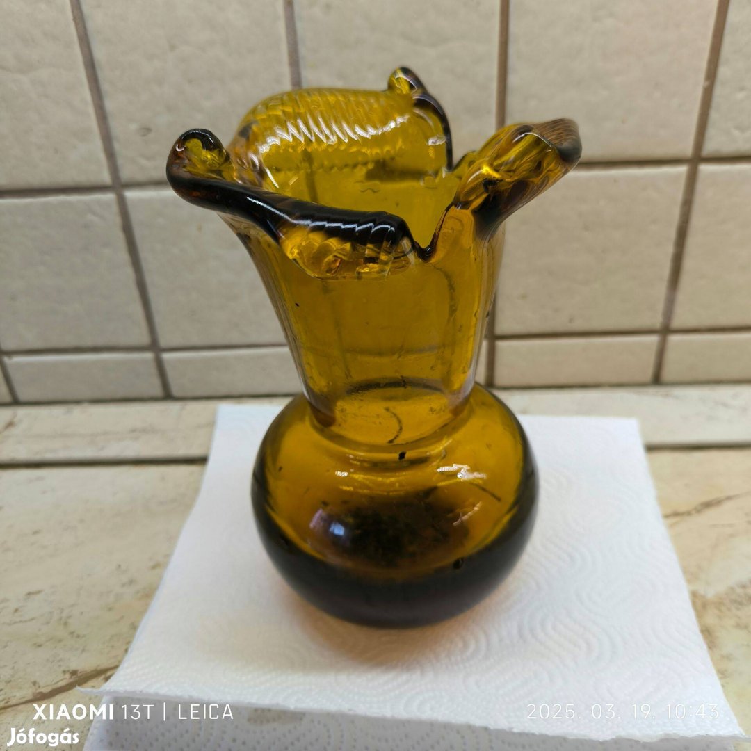 Szakított üveg , borostyán sárga váza eladó!22 cm