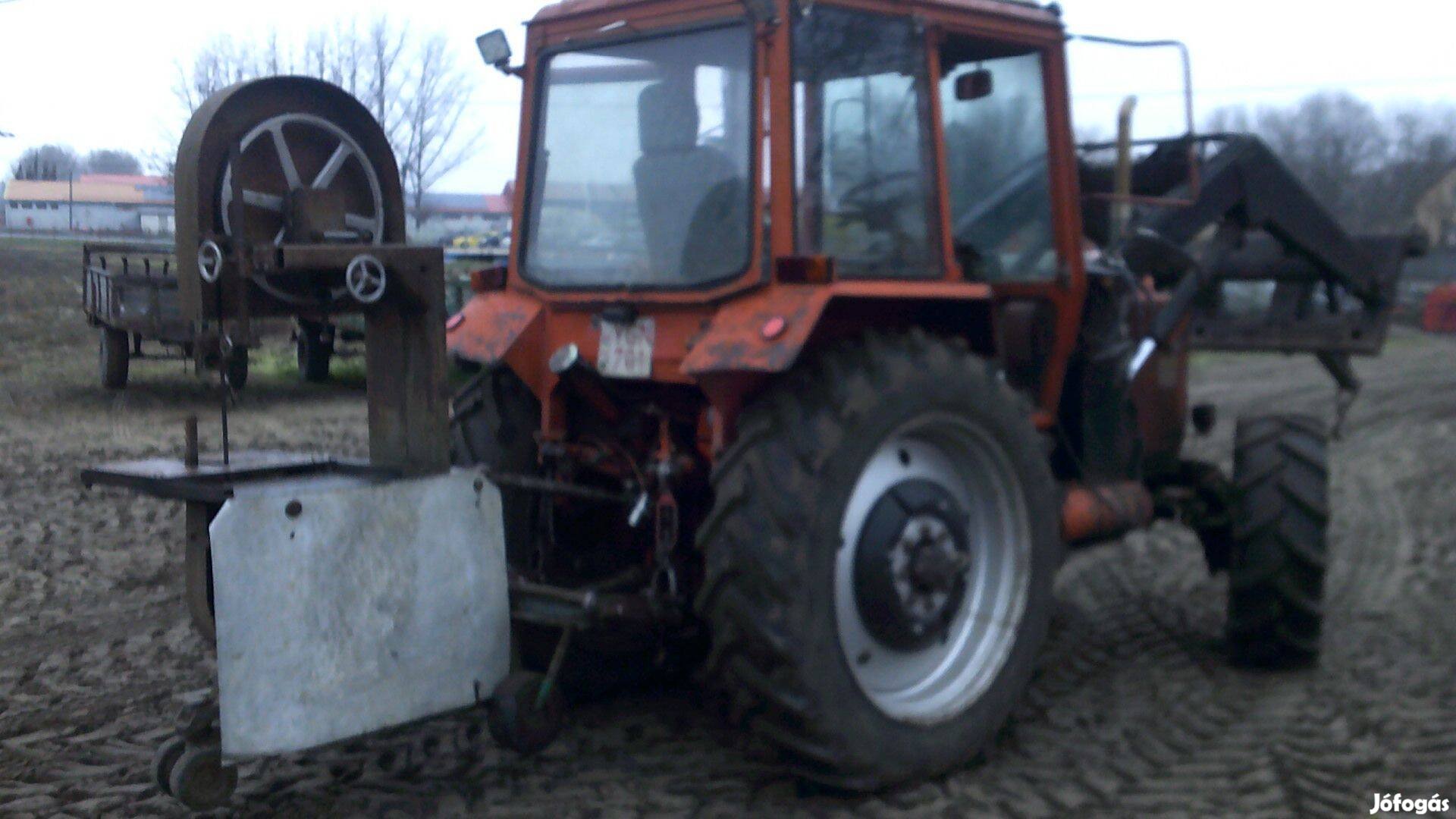 Szalagfűrész , 600-as 3 pont függesztett traktor hajtású tolóasztalos