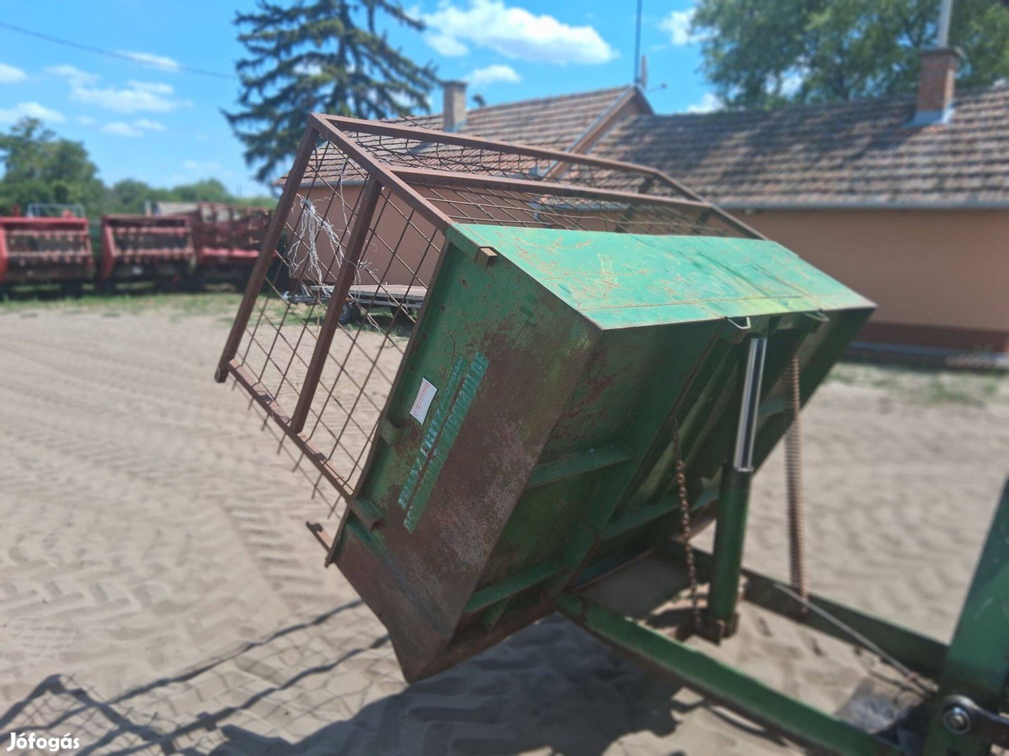 Szállítóláda 3 pont függesztett hidraulikus billentésű