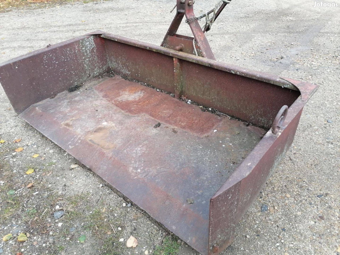 Szállítóláda traktor hidraulikára függeszthető