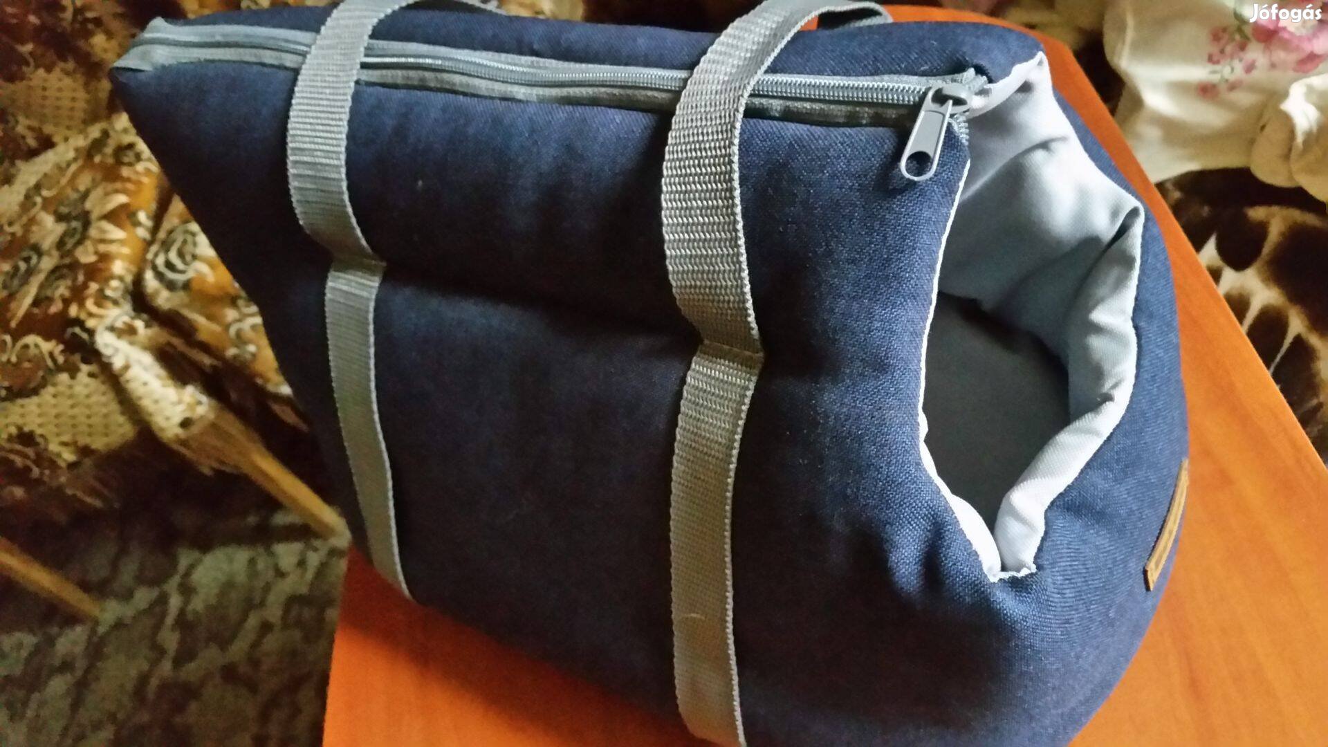 Szállítótáska kutyáknak, macskáknak ajándék könyv játékokkal