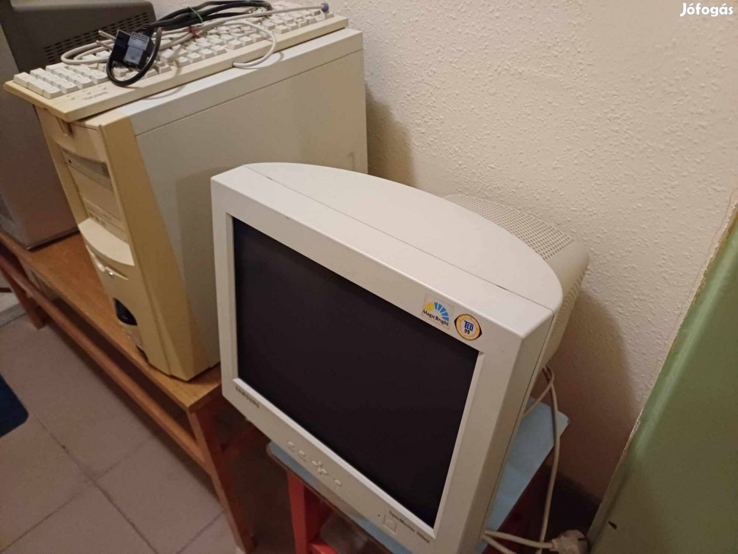 Számítógép, billentyűzet, CRT monitor