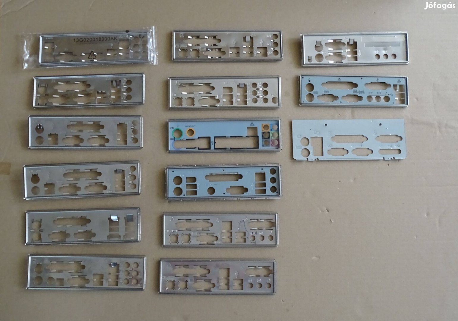 Számitógép alaplaphoz hátlapi takaró lemez