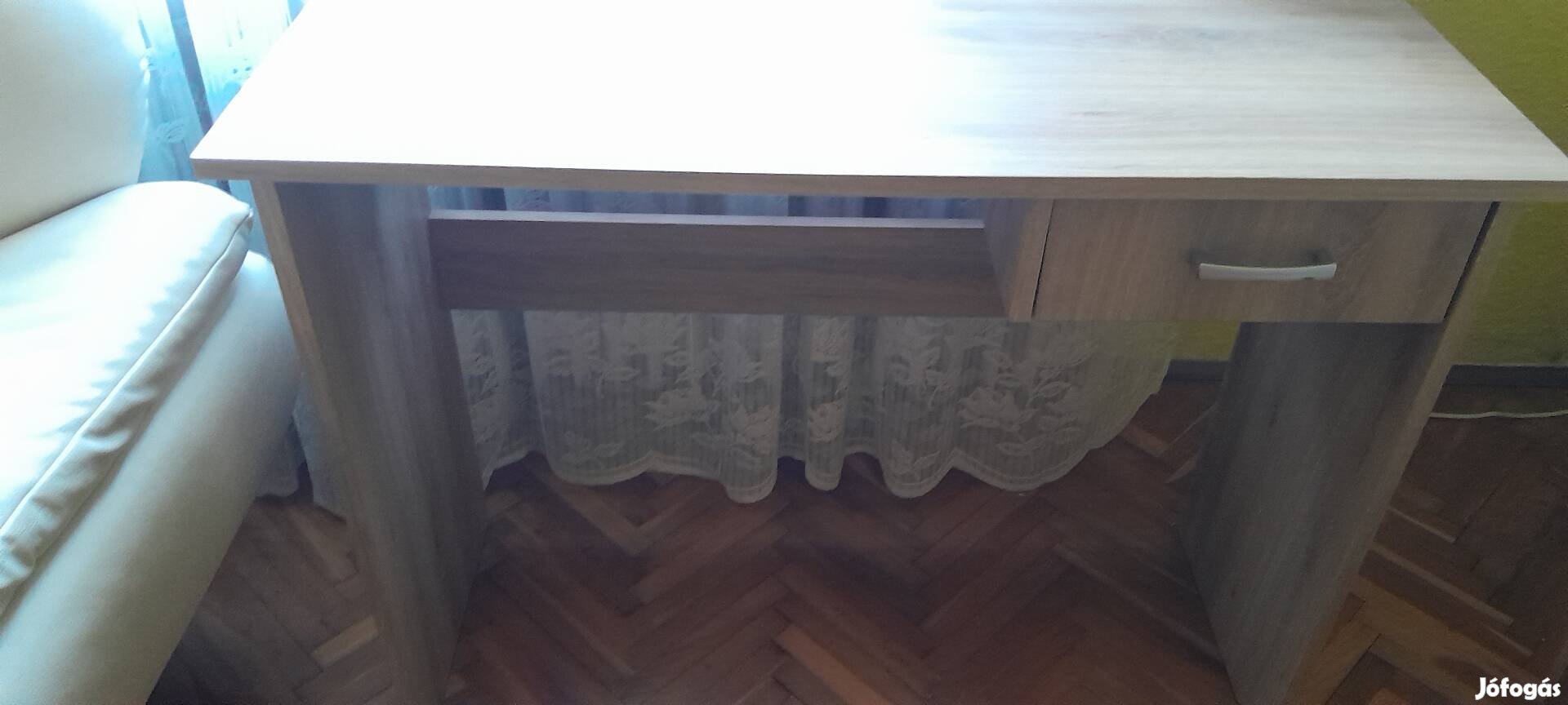 Számítógép asztal gurulós székkel Nyíregyházán eladó 