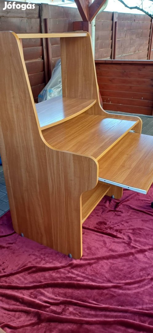 Számitógép asztal székkel.