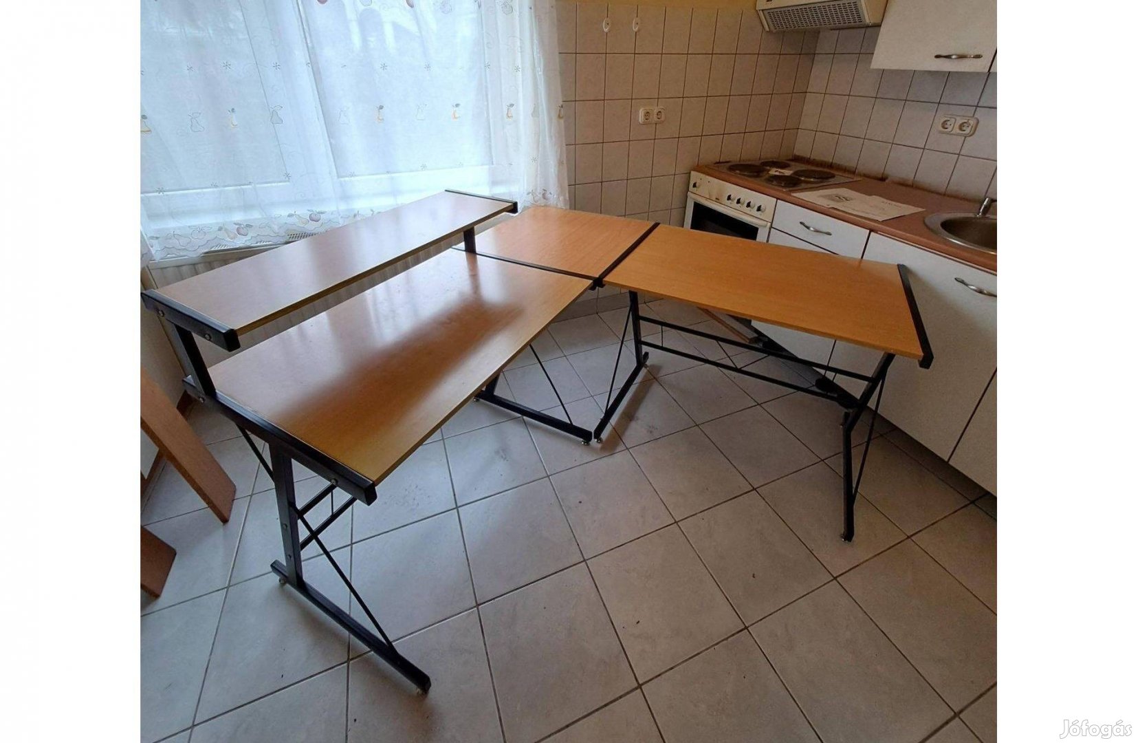 Számítógép sarokasztal