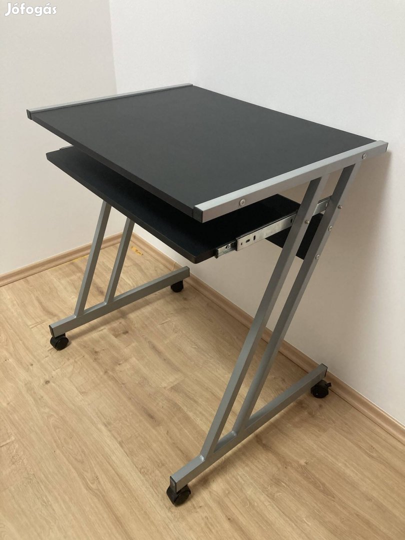 Számítógépasztal billentyűtartóval