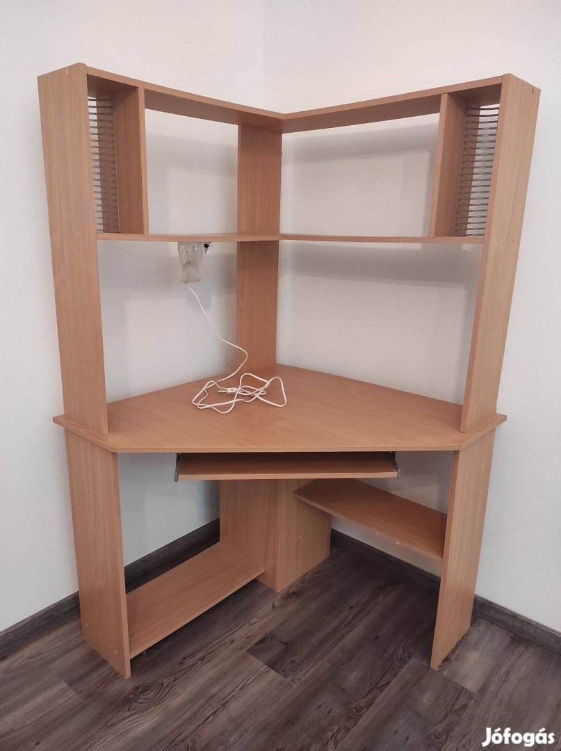 Számítógépasztal sarokba