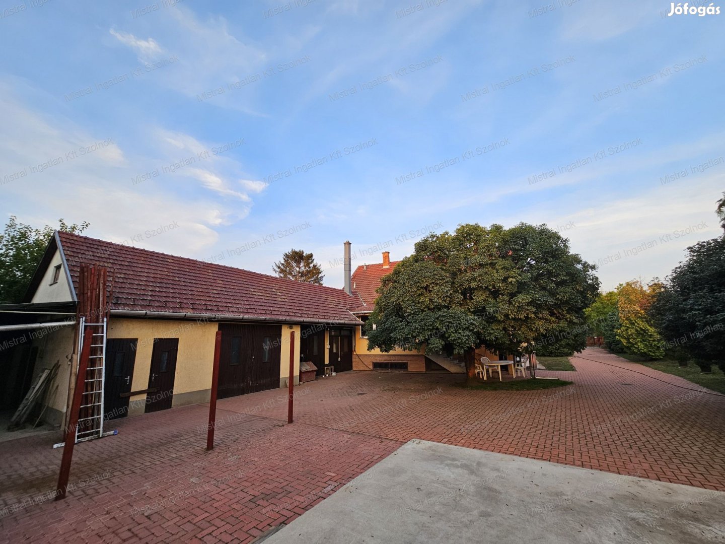Szandaszőlősi , kertes , családi ház eladó !