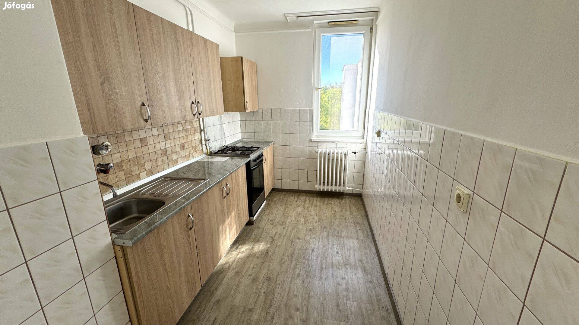 Szarvas utcán 48 nm-es 2 szobás szigetelt tégla lakás eladó