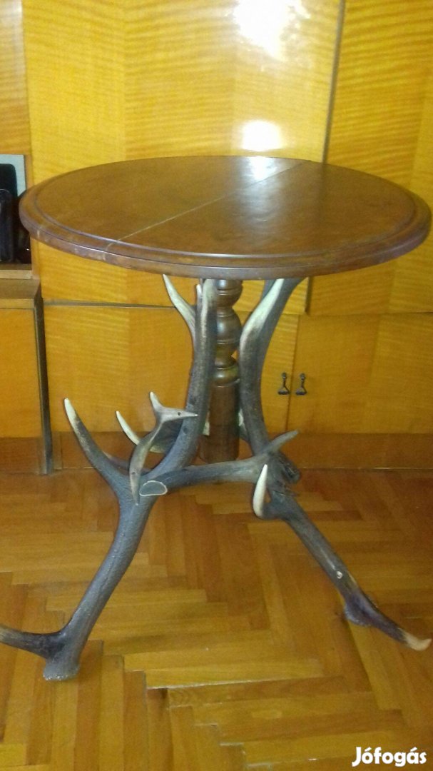 Szarvasagancs asztal