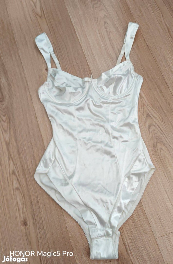 Szaténfényű fehér női body 75