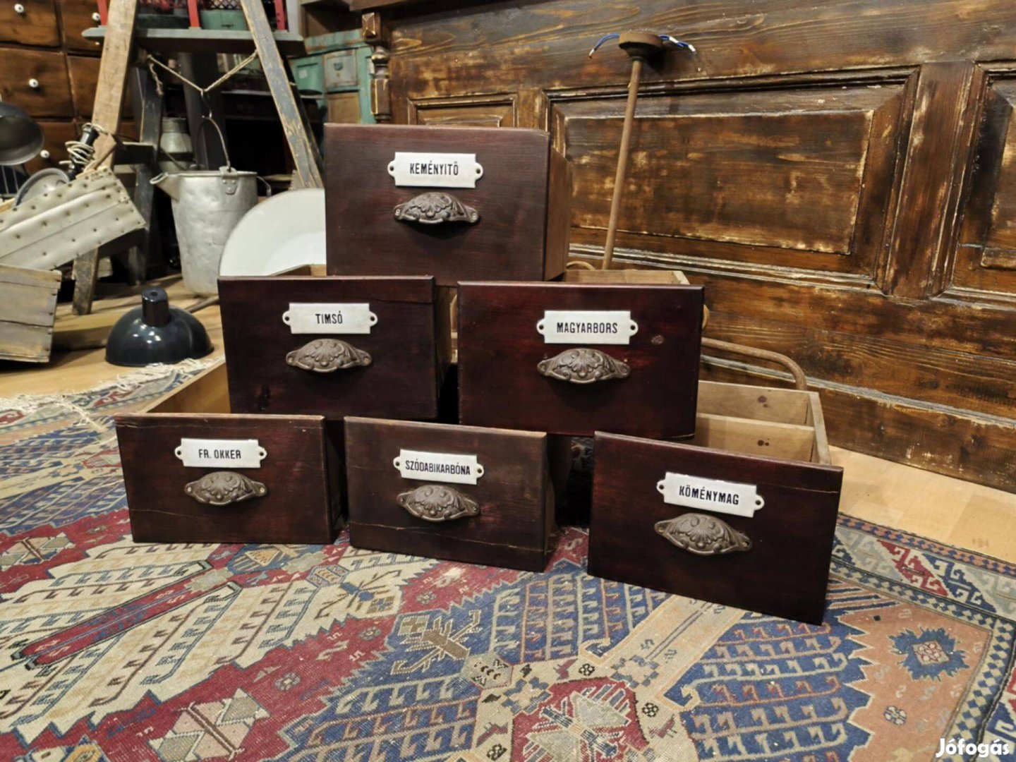 Szatócsbolti fiókok, öntöttvas fogantyúval, zománc táblákkal, keményfa