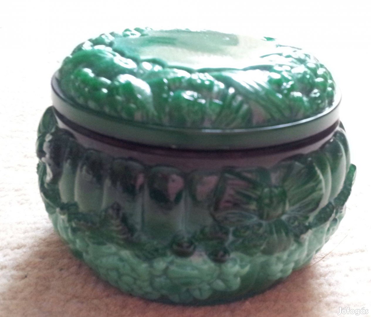 Szecessziós stílusú, dús virág mintájú malachit ékszertartó,