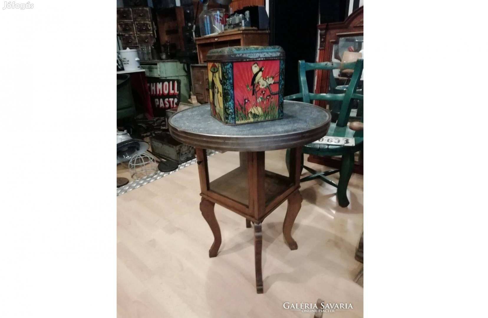 Szecessziós stílusú, vitrines kis asztalka, lemezelt asztal, keményfa