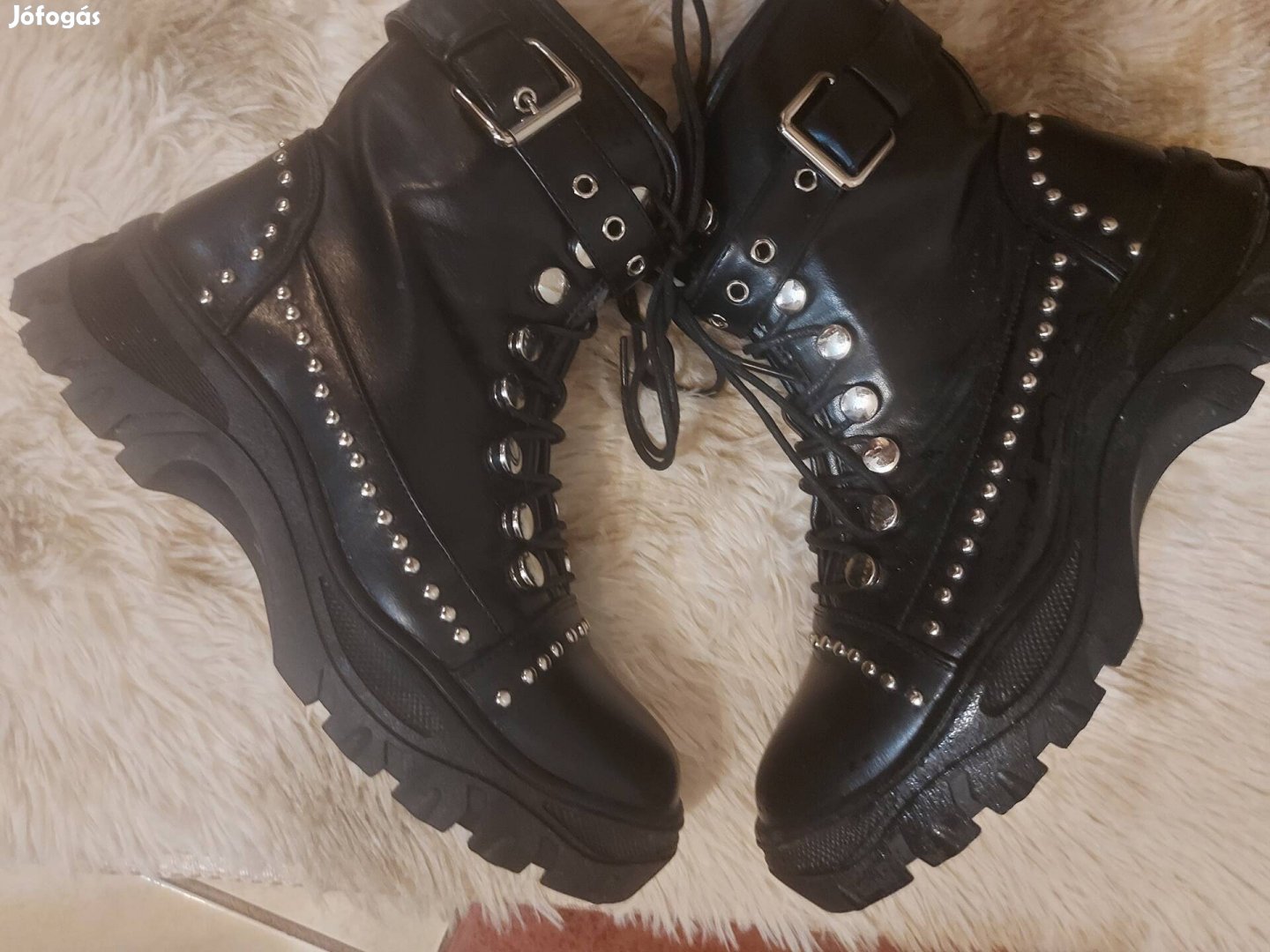 Szegecses bakancs 38!