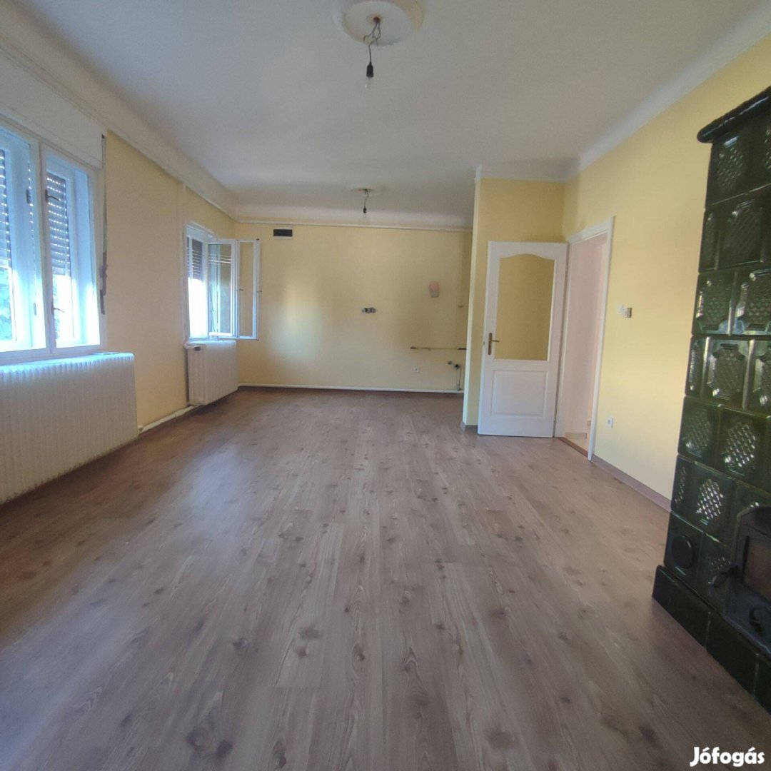 Szeged Petőfitelepen ikerház fél, udvari garzonnal eladó