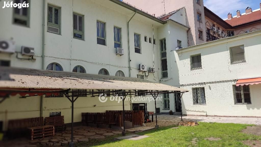 Szeged belvárosában 800 nm nagypolgári lakóház park mellett eladó!