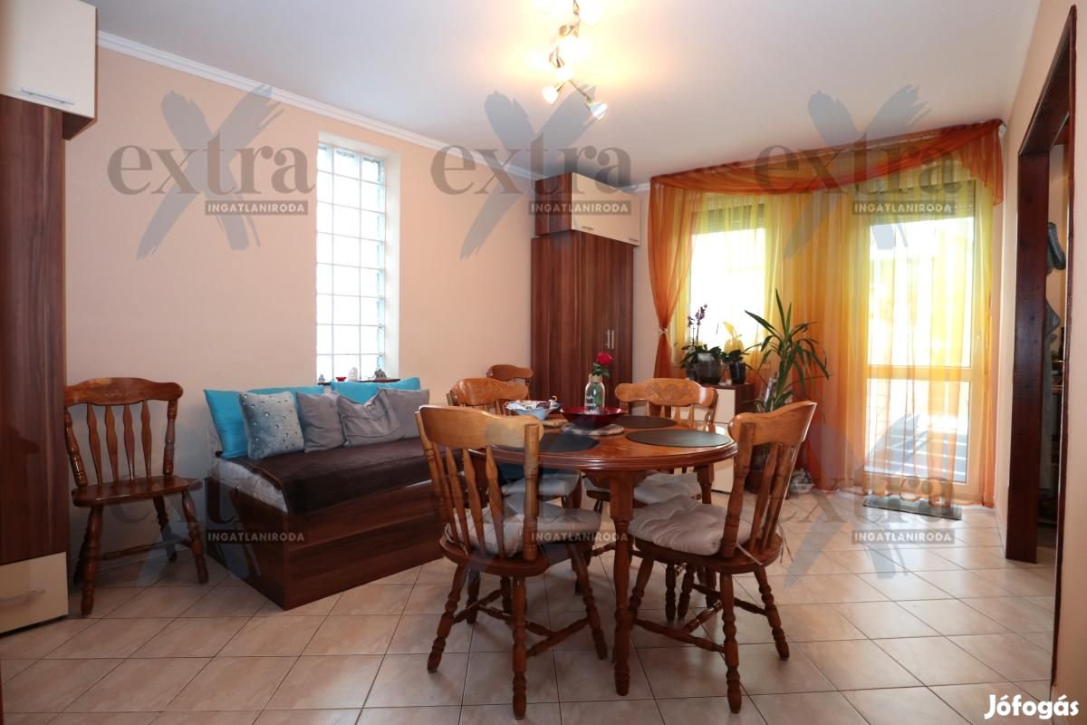Szegeden 5 percre a TIK-től, felújított, első emeleti,