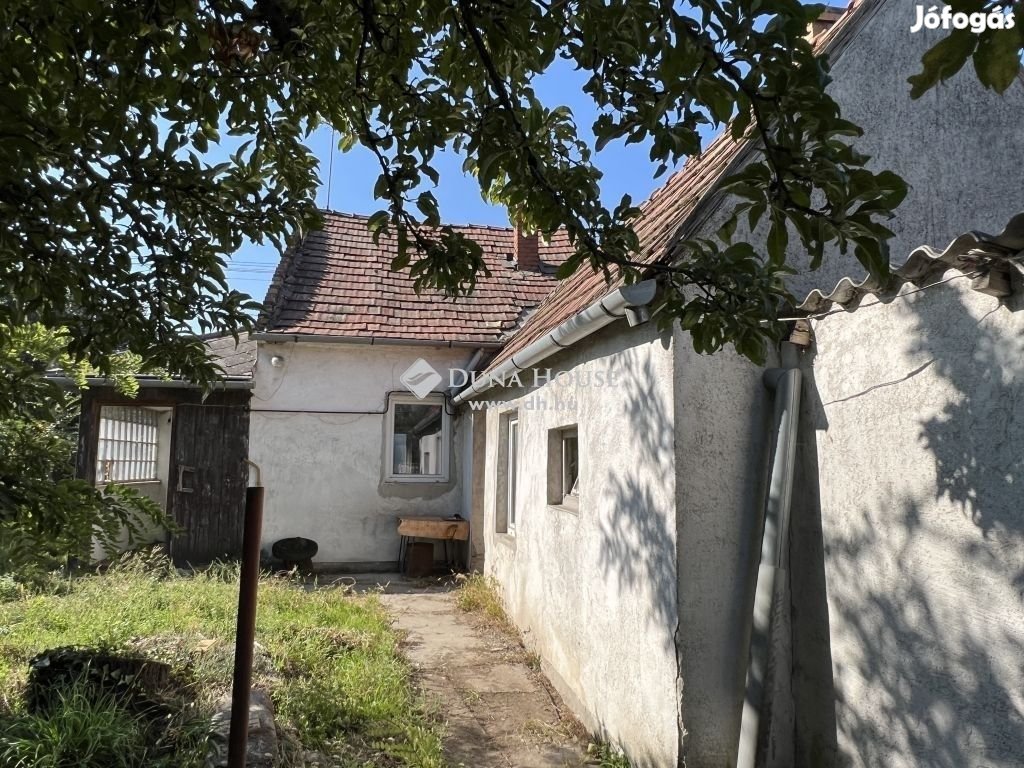 Székesfehérvár forgalmas csomópontján ház eladó