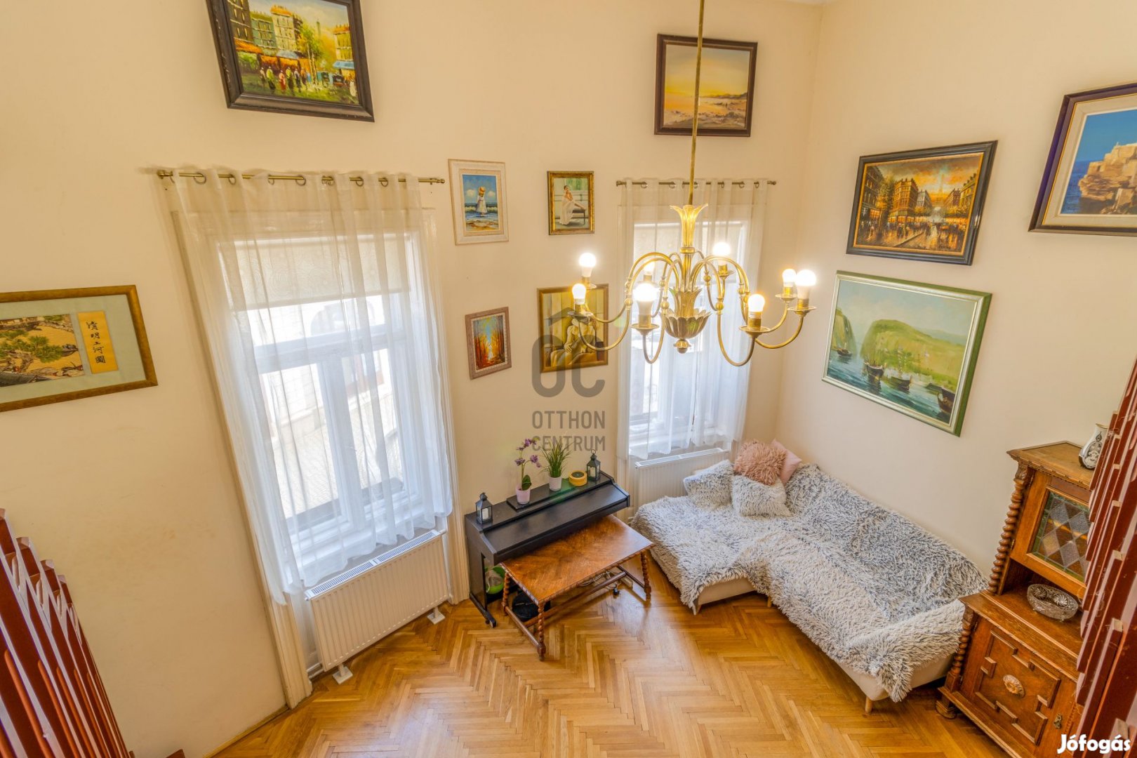 Székesfehérvár történelmi belvárosában 2 szintes, galériázott polgári