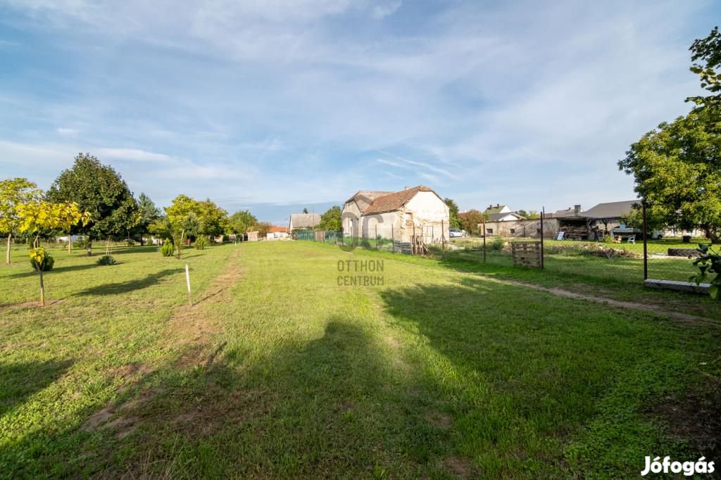 Székesfehérvári eladó 1410 nm-es telek