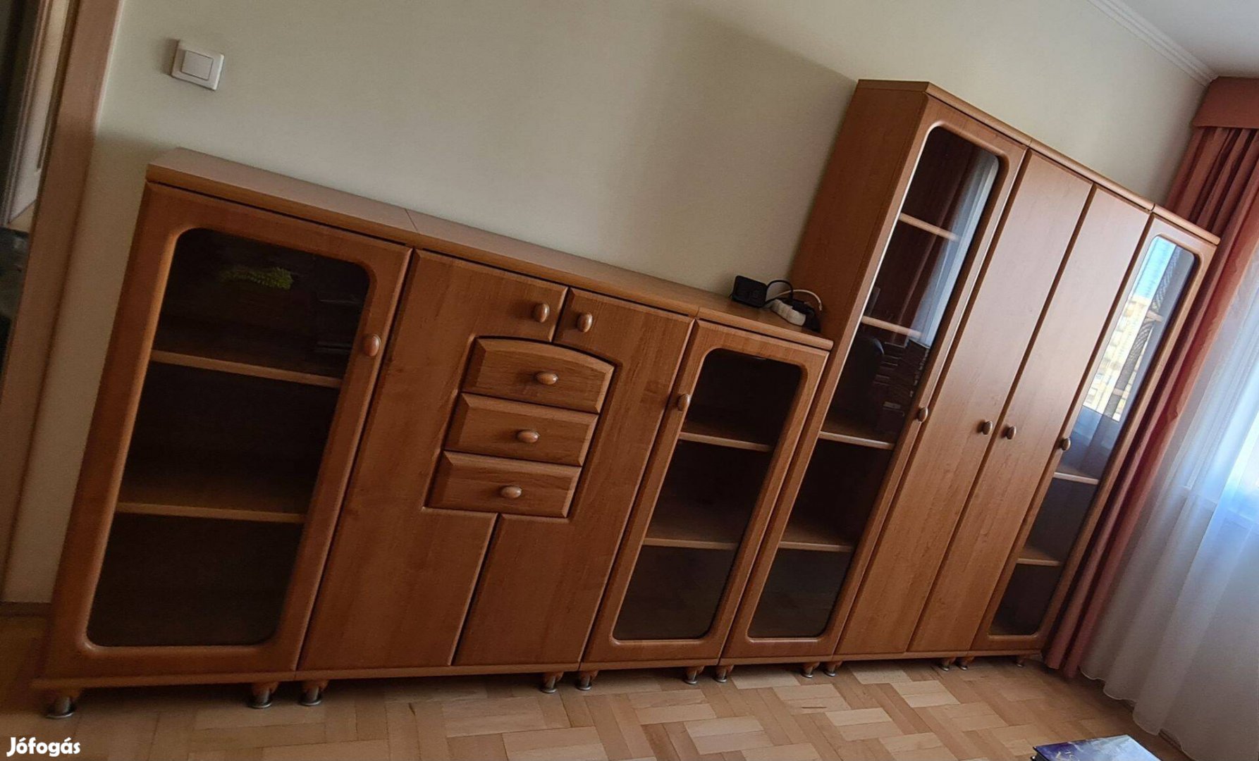 Szekrény, vitrin, íróasztal, fiókos szekrény