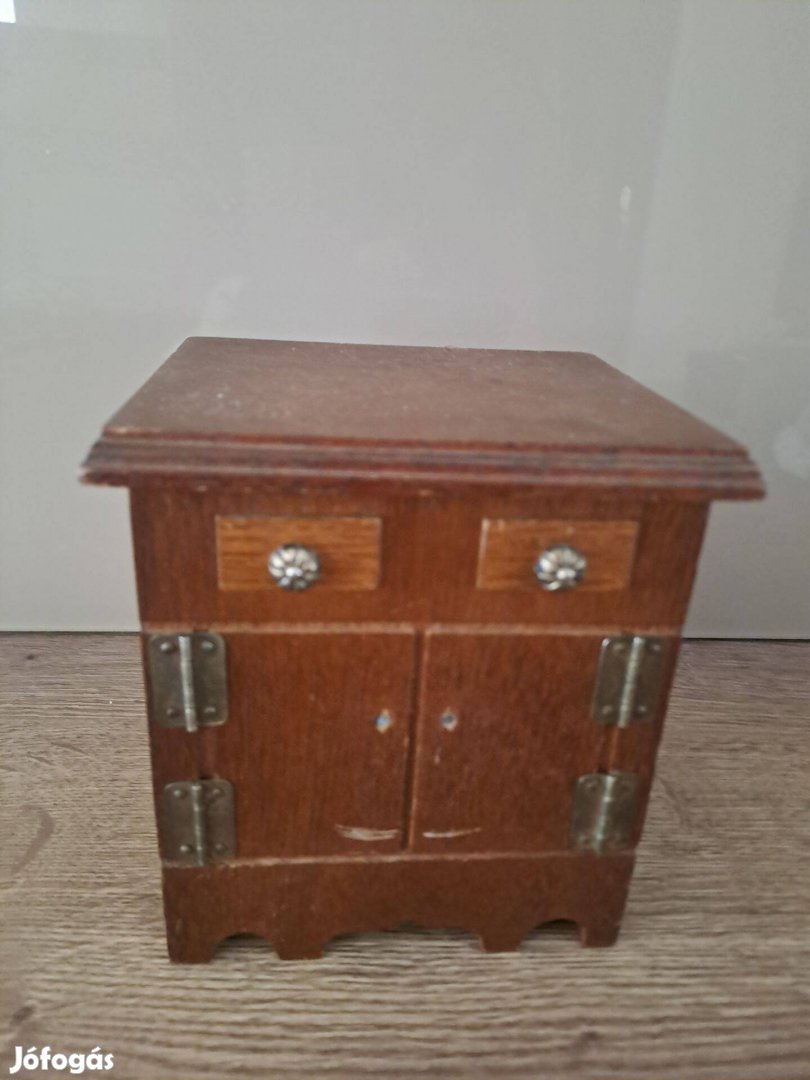 Szekrény alakú poháralátét tartó, dísztárgy