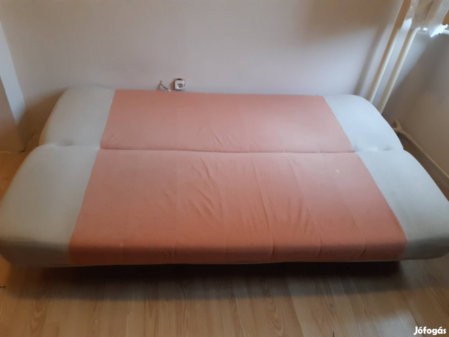 Szekrény és ágy.