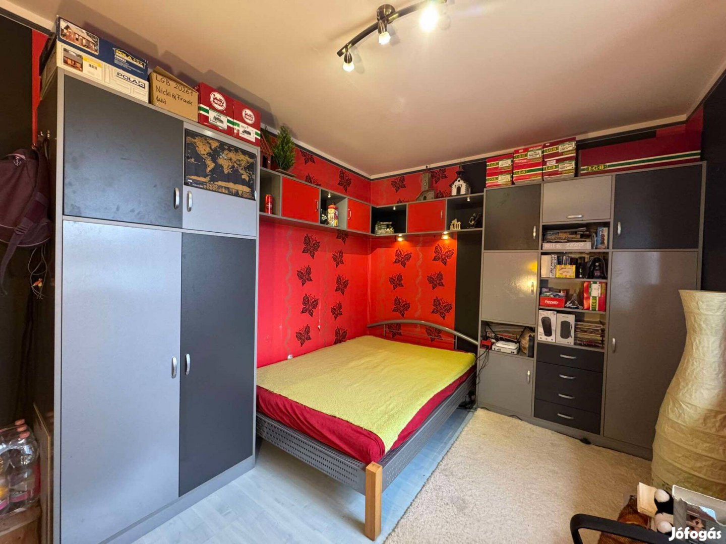 Szekrény garnitúra fali polcokkal, ezüst-grafitszürke