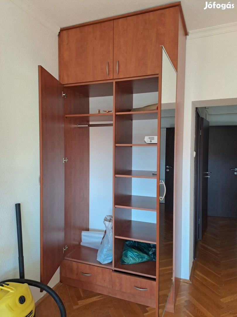 Szekrény tükrös